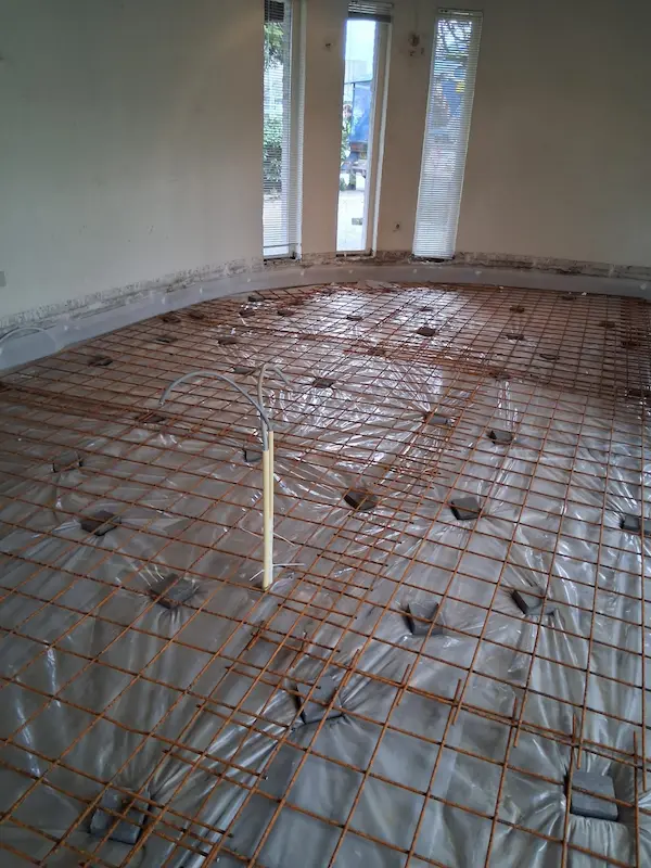 Gewapend Betonnenvloer Gestort in Tilburg 2 Gewapend staalnet voorbereid voor nieuwe betonvloer in woning Tilburg