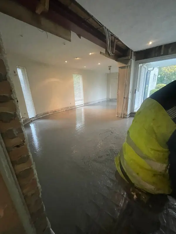 Gewapend Betonnenvloer Gestort in Tilburg 3 Storten van vloeibaar beton over wapening in woonkamer Tilburg