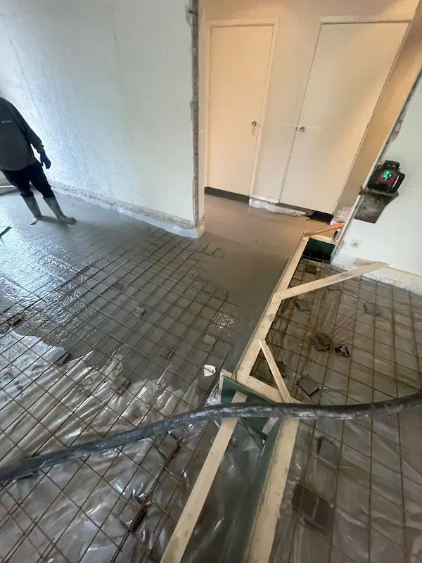 Gewapend Betonnenvloer Gestort in Tilburg 4 Betonvloer egaliseren na storten met rei in renovatiewoning
