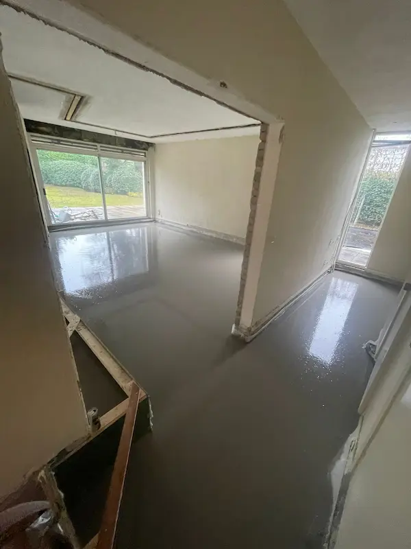 Gewapend Betonnenvloer Gestort in Tilburg 5 Vers gestorte betonvloer in hal en doorgang van woning