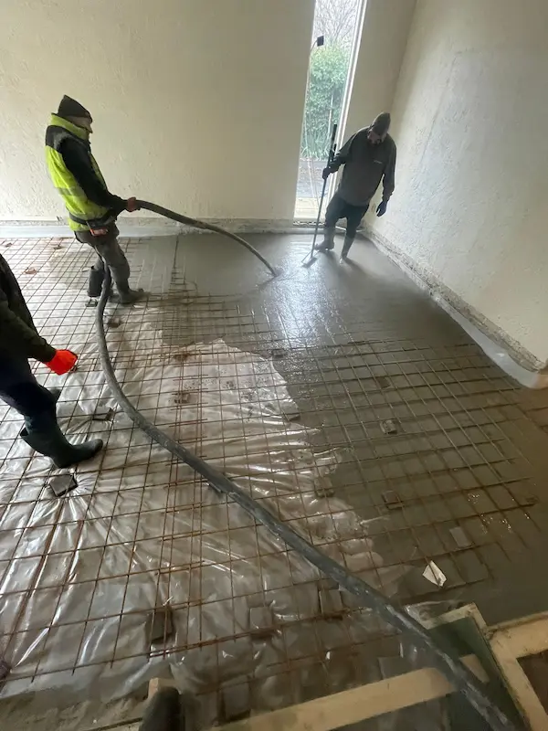 Gewapend Betonnenvloer Gestort in Tilburg 8 Team stort gewapende betonvloer met pomp in woning Tilburg