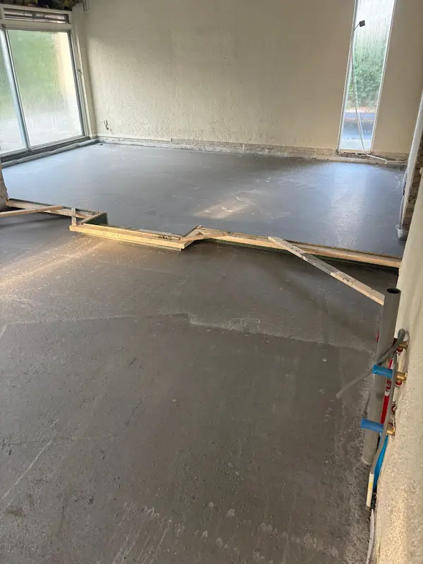 Gewapend Betonnenvloer Gestort in Tilburg 6 Afwerken van betonvloer langs randen en leidingen