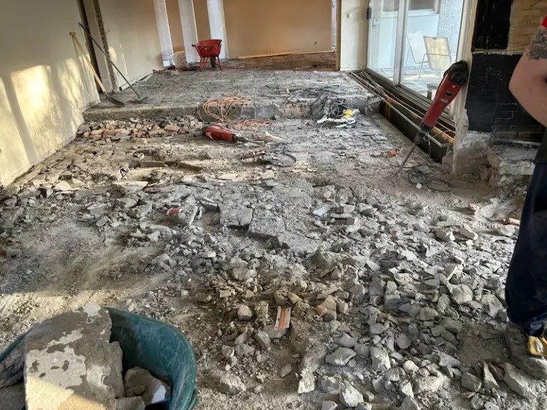 Betonvloer gecontroleerd uitgebroken met breekhamer, puin direct afgevoerd, betonvloer slopen door Sloopbedrijf Brabant