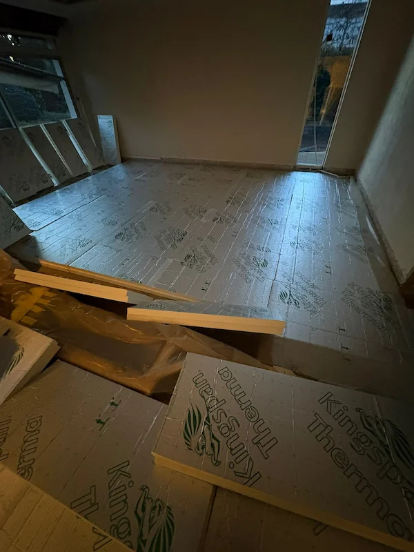 Vloerverwarming aangelegd en cementdekvloer gestort in Tilburg 10 Vloerisolatie geplaatst op begane grond als voorbereiding op vloerverwarming en nieuwe vloer