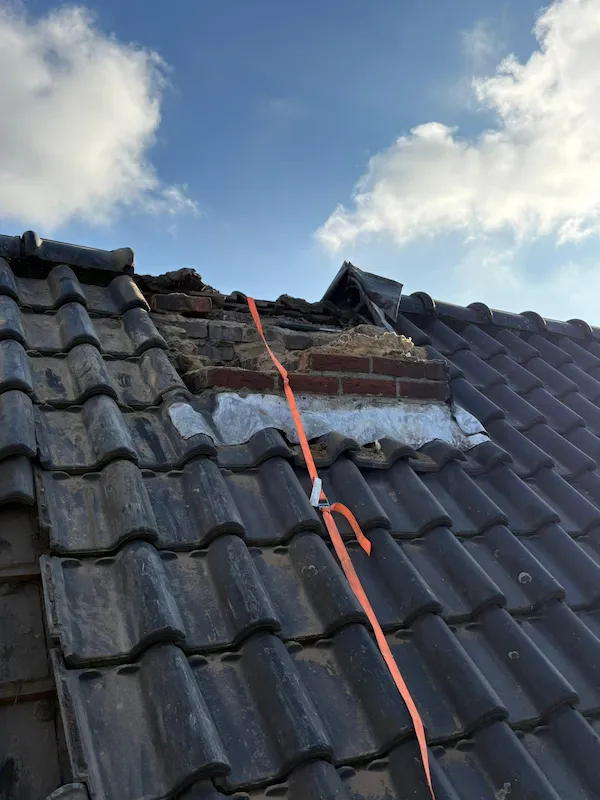 Schoorsteen verwijderd in Tilburg 6 Schoorsteen verwijderen in Tilburg met ladder op dak door Sloopbedrijf Brabant